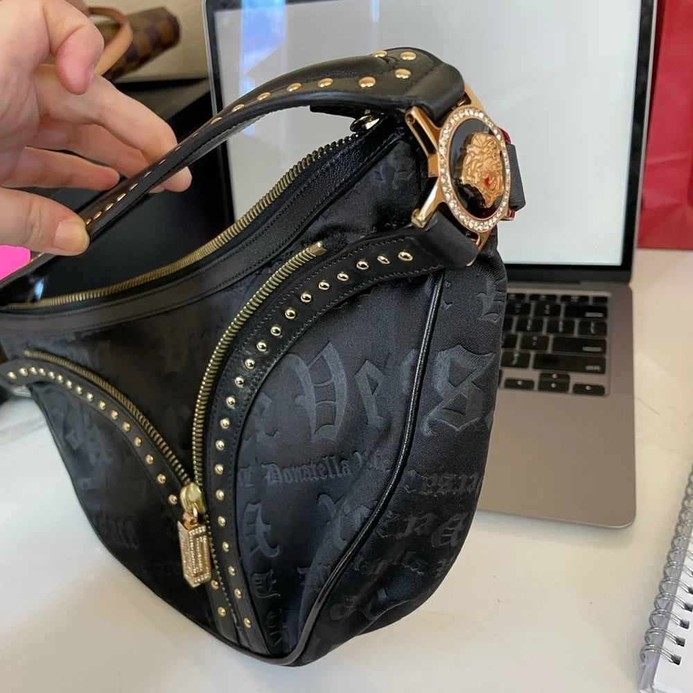 Versace half moon shoulder bag black with studs vintage 90’s - Picture 4 of 16